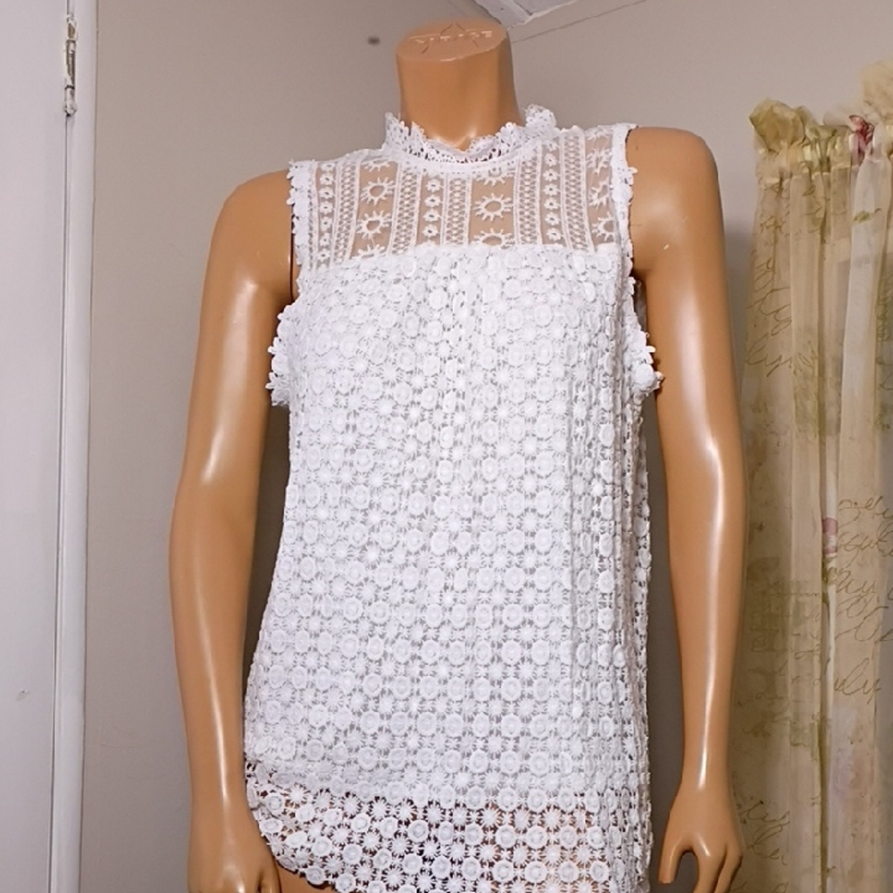 Listicle‎ White Lace Sleeveless Blouse